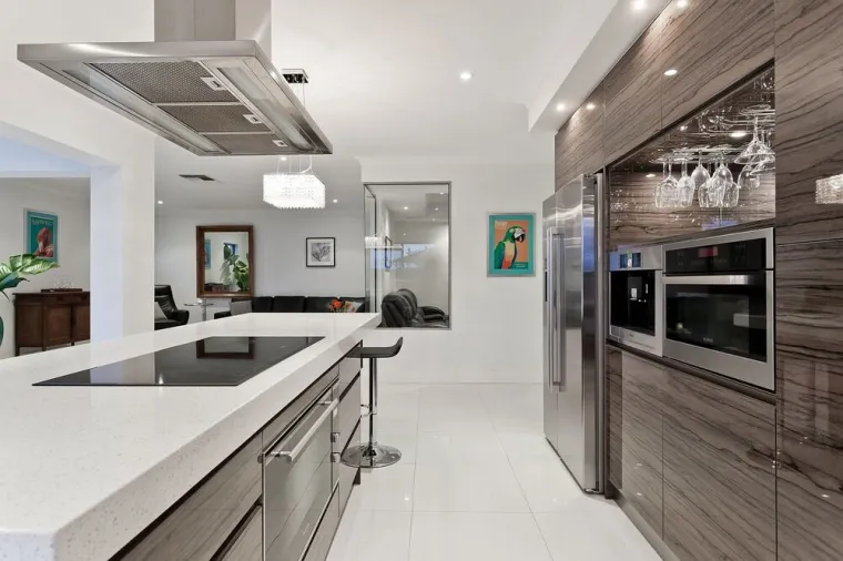 Professionnel pour installer une hotte et le plan de travail d'une cuisine en aluminium sur-mesure, Chelles, Cuisinino